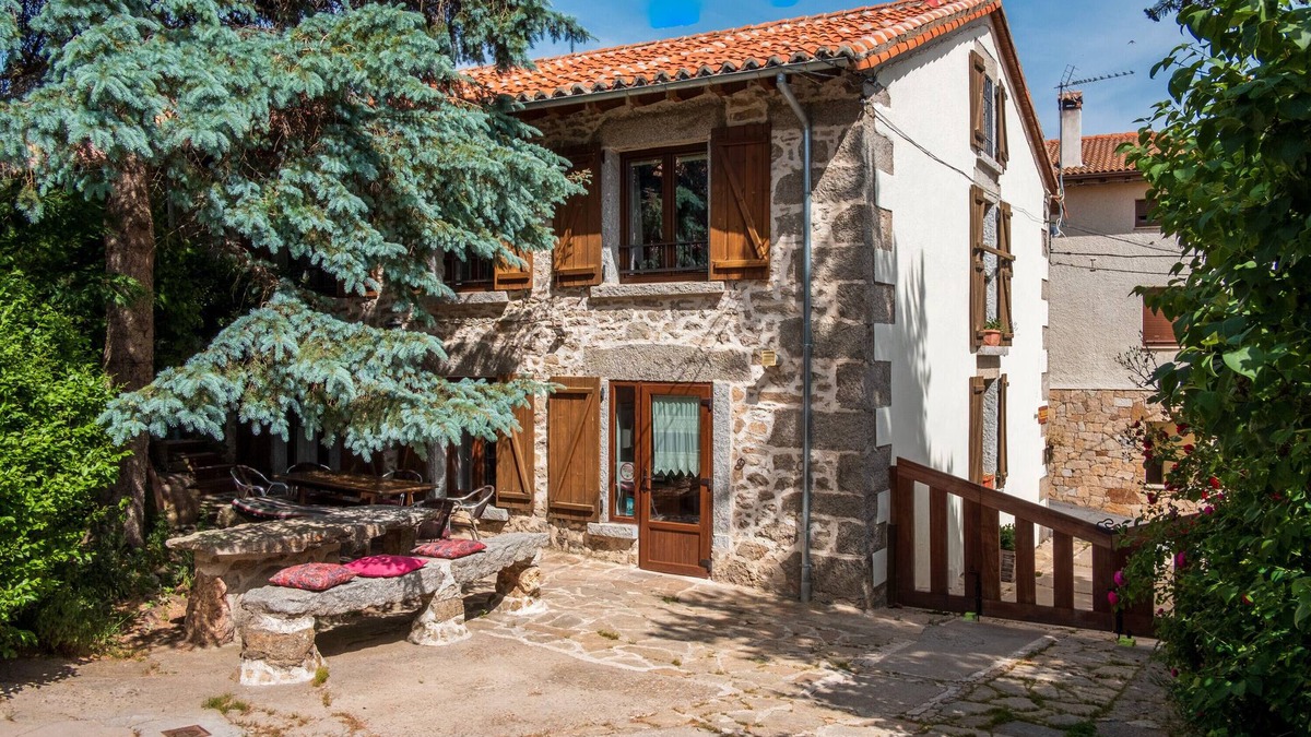 Navarredonda de Gredos House | Country House 'La Esperilla De Gredos' with Mountain View, Private Garden and Wi-Fi