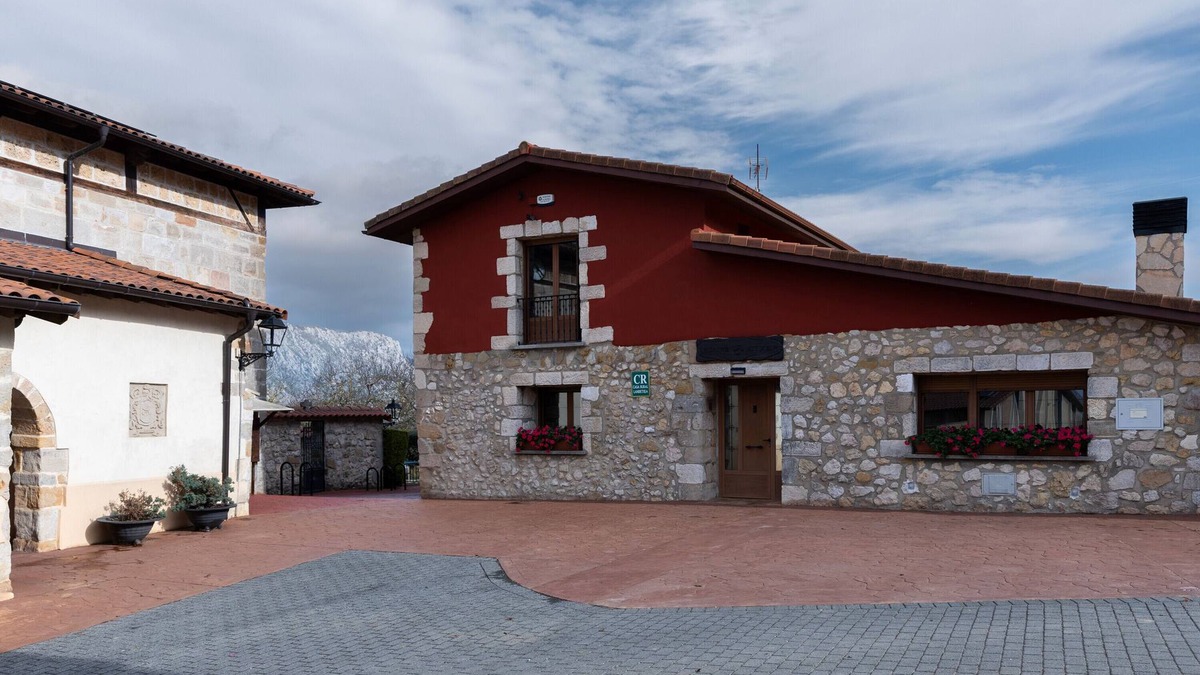 Asparrena House | Country House 'Legaire Etxea' with Mountain View, Private Garden and Wi-Fi