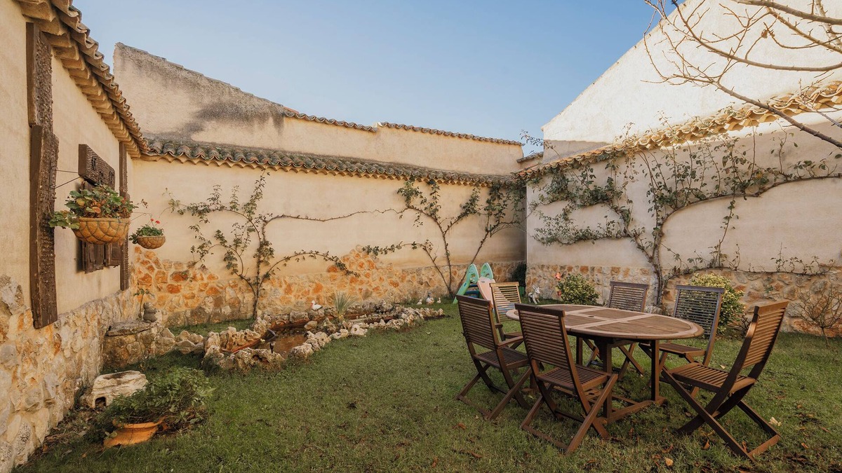 Uruena House | Country House 'Los Beatos' with Shared Terrace, Private Garden and Wi-Fi