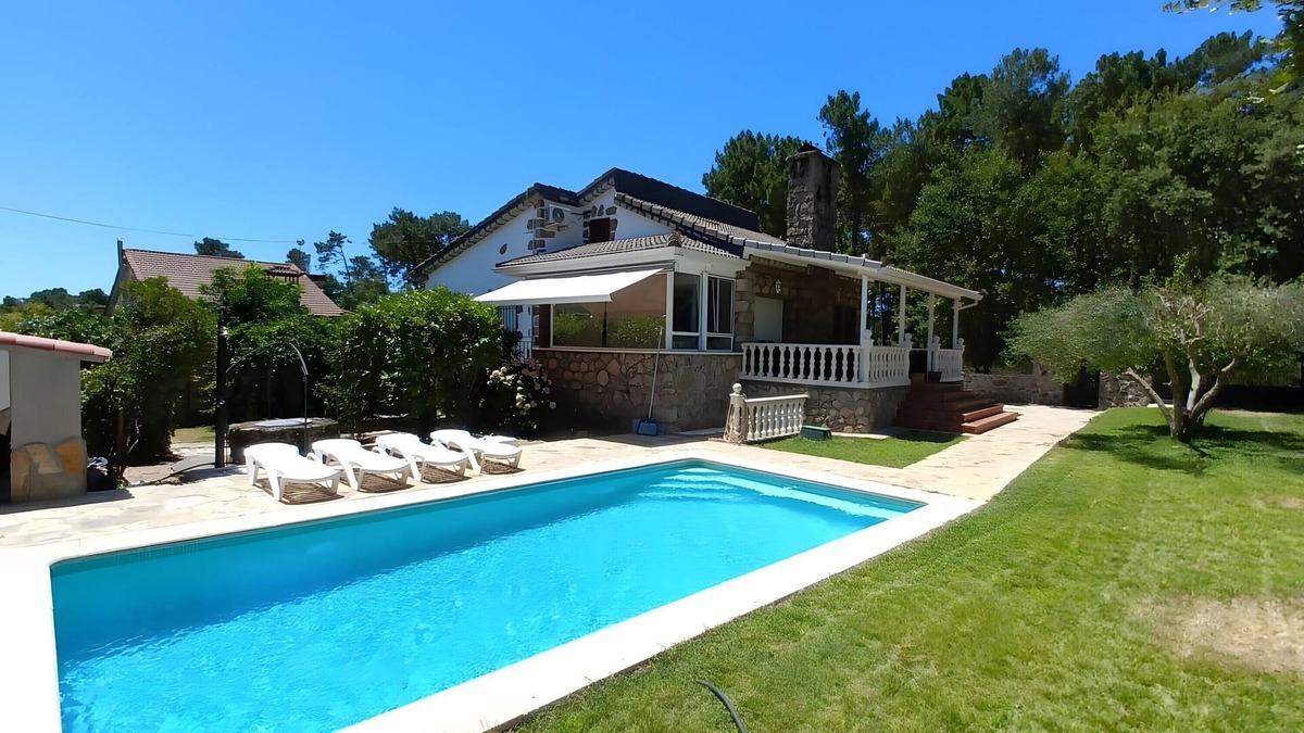 La Adrada House | Country House 'Los Pinos' with Mountain View, Private Pool and Wi-Fi