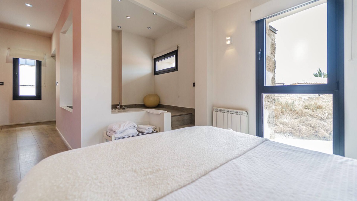 Melida House | Country House 'Los Puentes' with Private Terrace, Private Garden and Air Conditioning