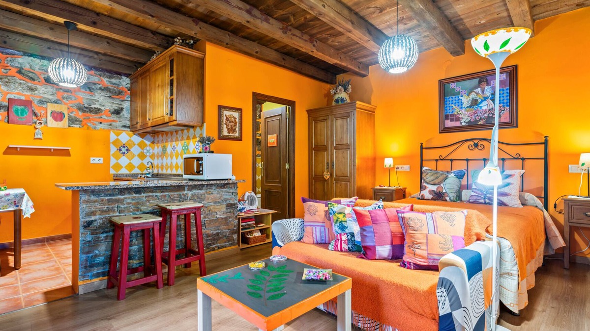 Vilaframil House | Country House 'Loureiro' with Mountain View, Shared Terrace and Wi-Fi