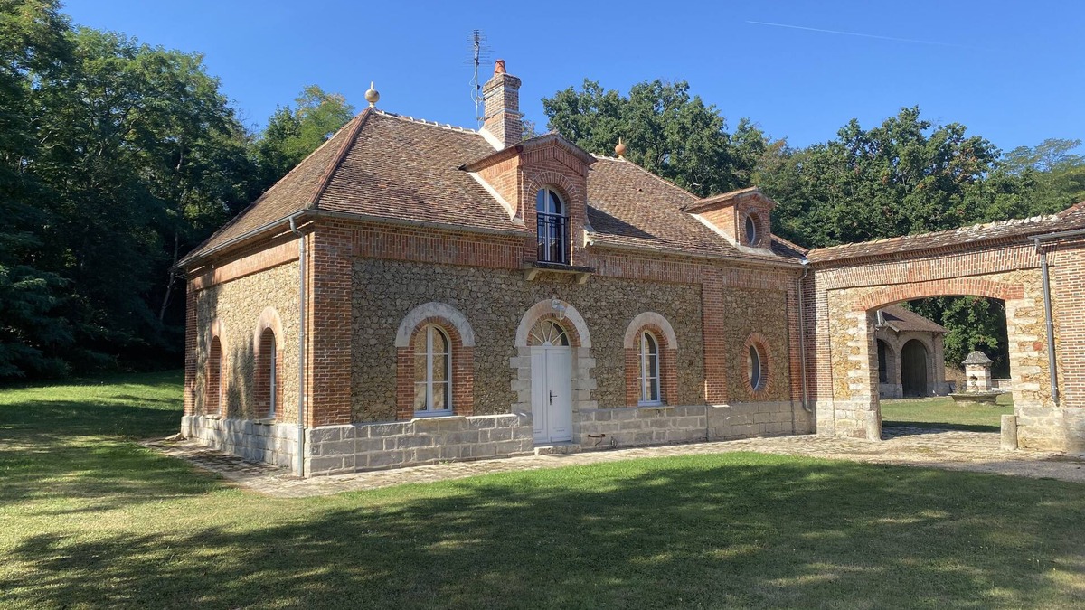 Voulx House | Country house next to a golf course, in the Fontainebleau region.