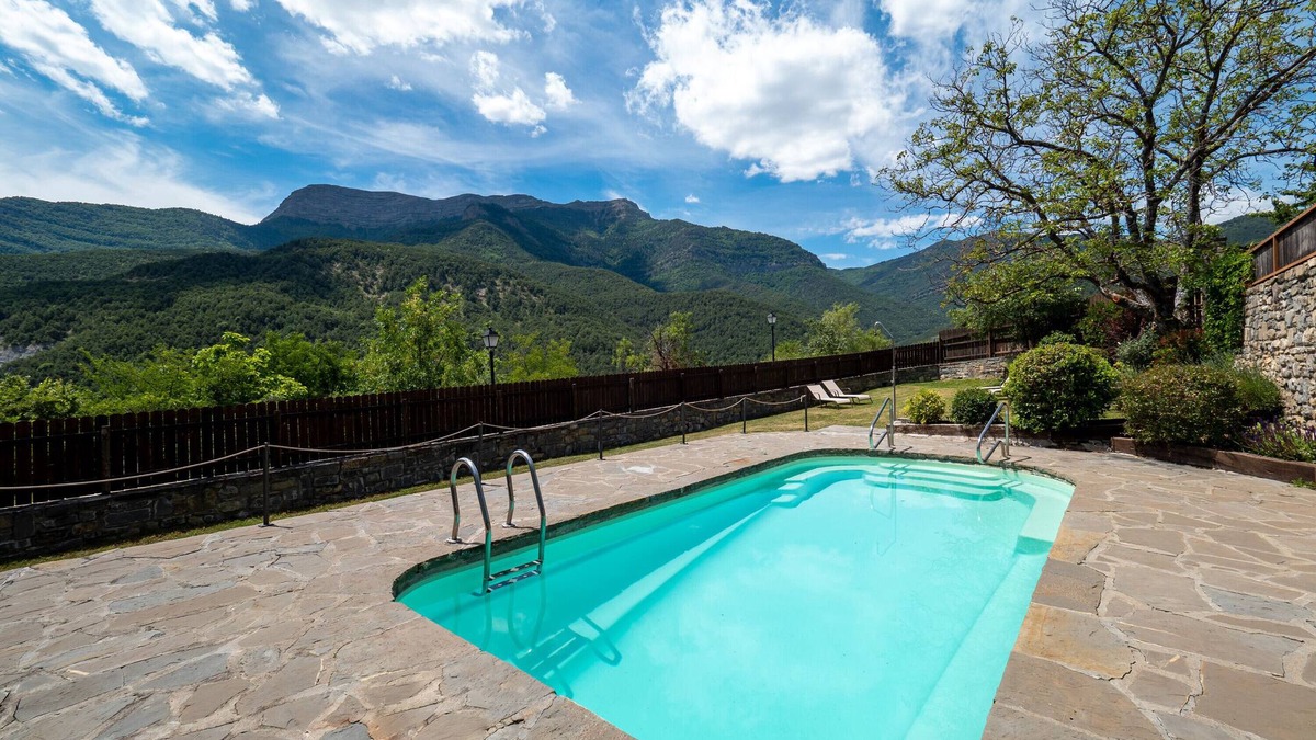 Lardies House | Country House 'Nogal' with Mountain View, Shared Pool and Wi-Fi
