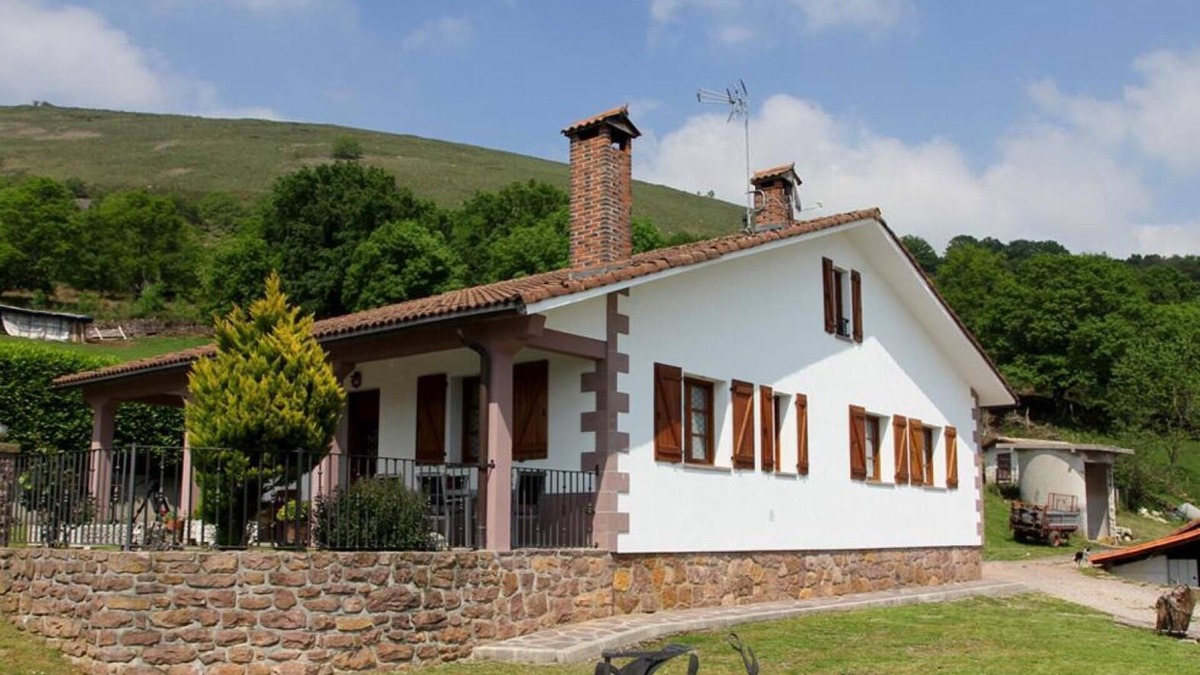 Errazu House | Country House 'Oiaraberri' with Private Garden and Wi-Fi