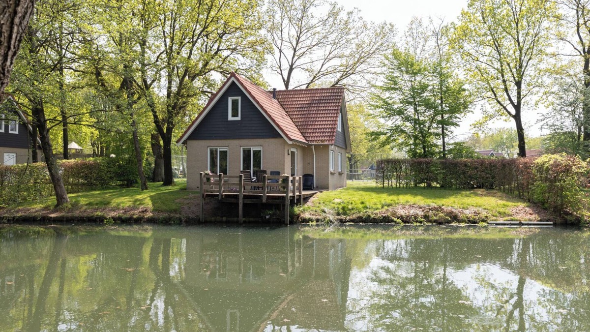 Westerbork House | Country house on beautiful waterfront park
