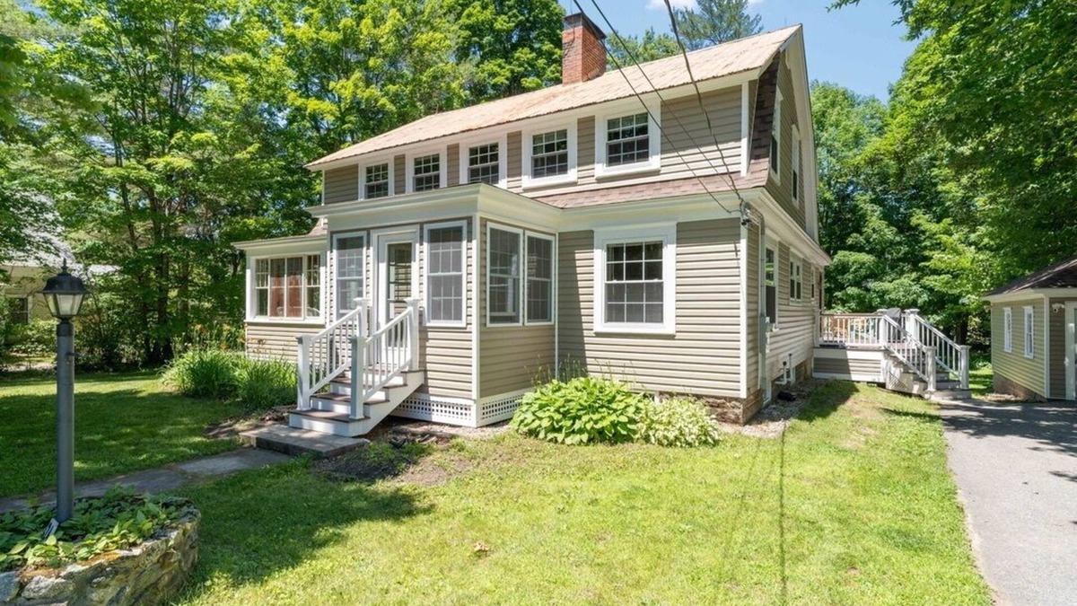 Bryant Pond House | Country House on Lake Christopher 14 Miles to Sunday River & 5 Miles to Mt Abram