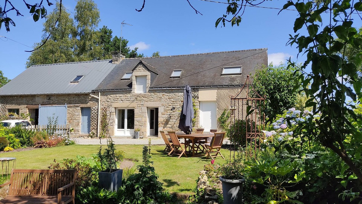 Billio House | Country house on the edge of a forest with landscaped garden.