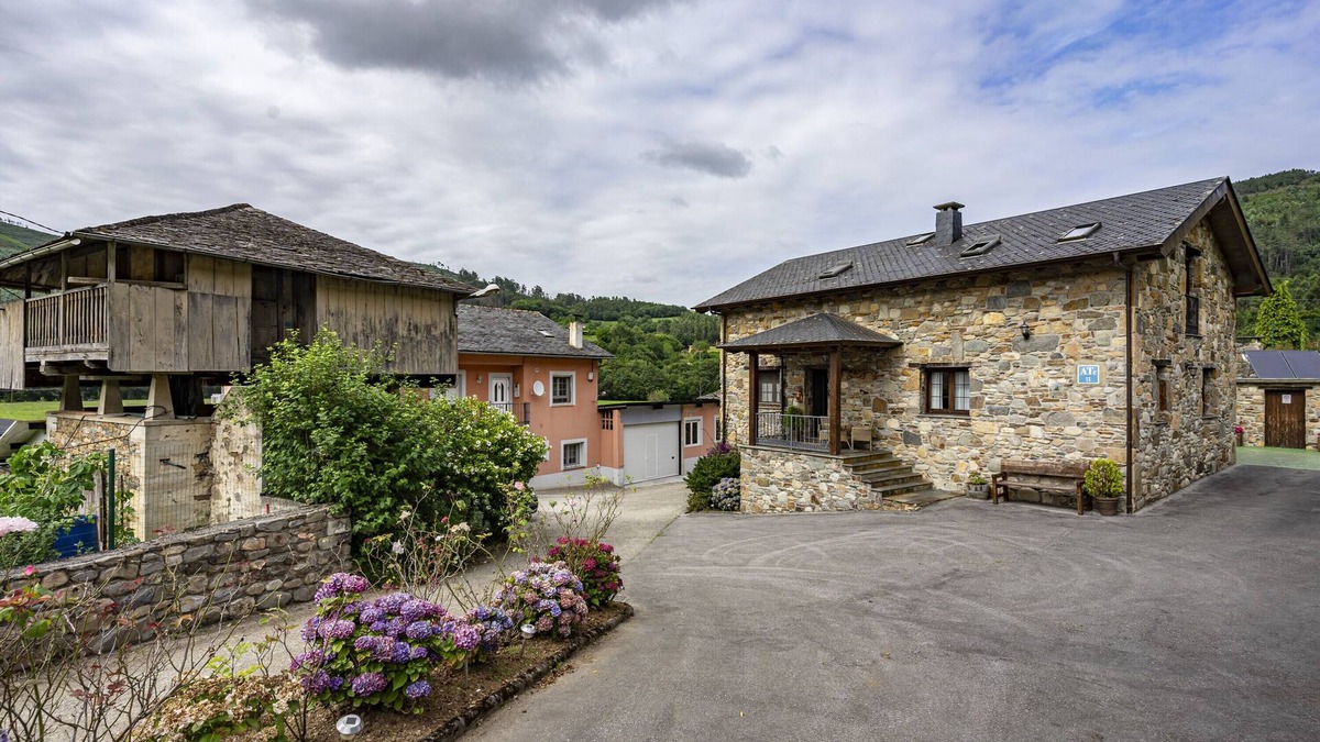 Bustiello de Paredes House | Country House 'Posada De Las Hoces - La Calea' with Mountain View, Private Garden and Wi-Fi