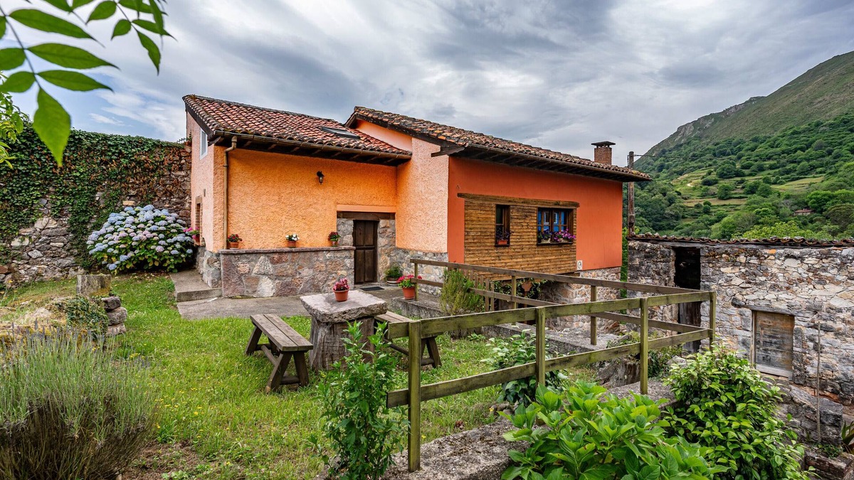 Santianes de Ola House | Country House 'Ricao' with Mountain View, Private Terrace and Wi-Fi