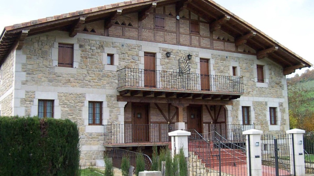 Eguaras House | Country House 'Sagastietxea L' with Private Garden