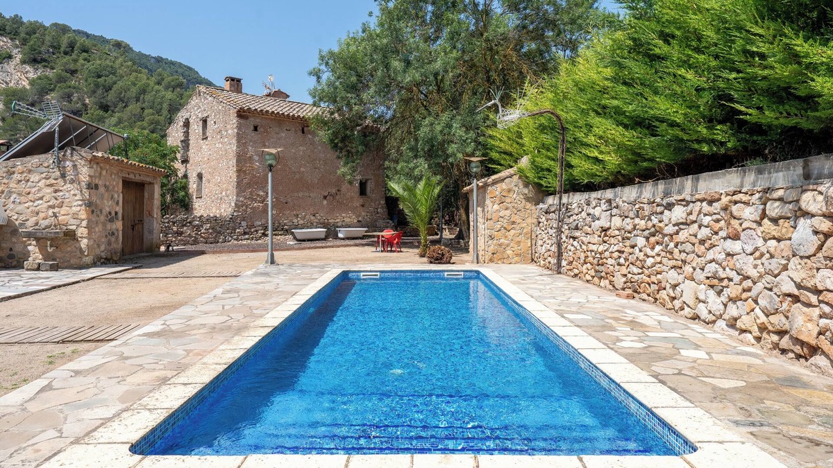 Montblanc House | Country House 'Serra De Prades' with Mountain View, Shared Pool and Wi-Fi