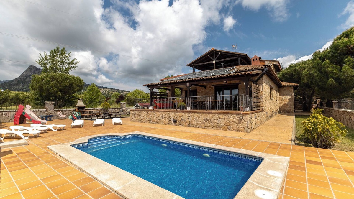 El Berrueco House | Country House 'Sierra Norte' with Mountain View, Private Pool and Wi-Fi