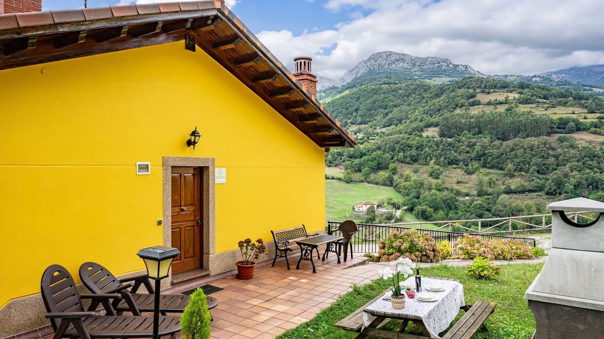 Barzana House | Country House 'Socastillo B' with Mountain View and Private Garden