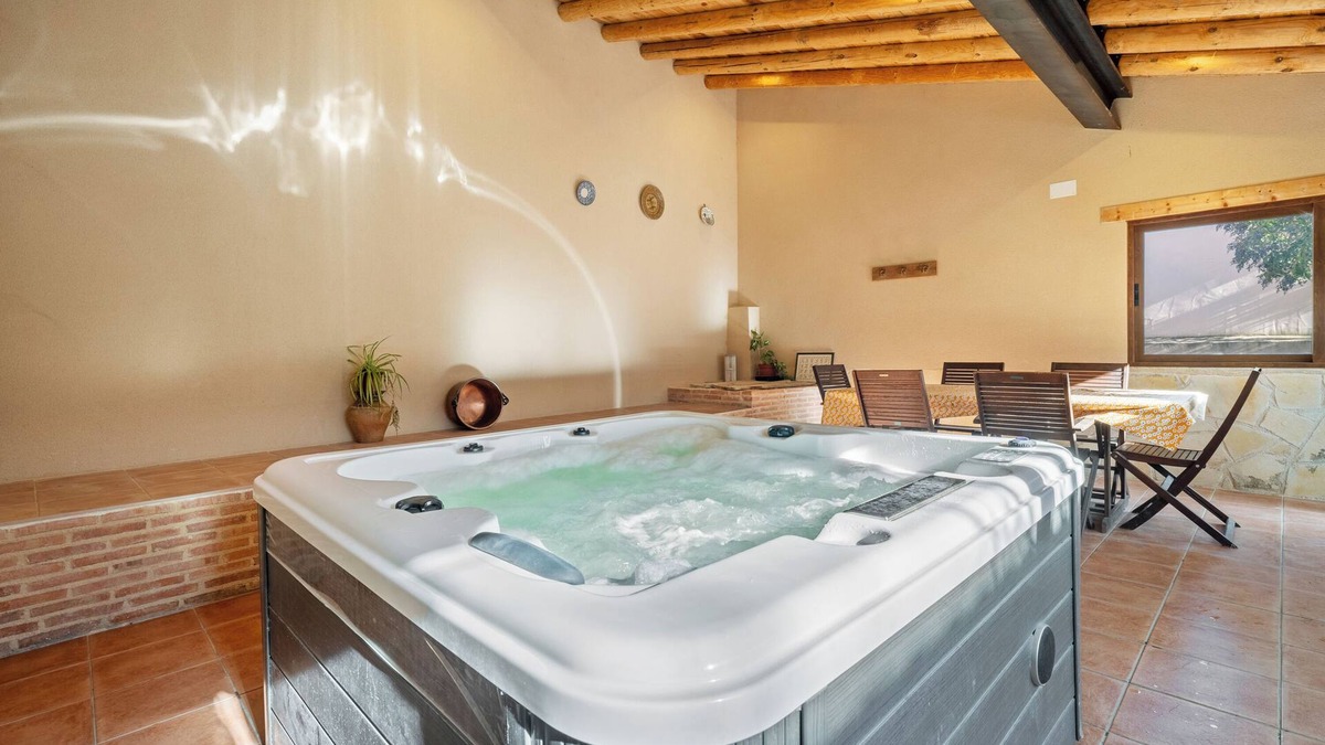 Berge House | Country House 'Torre Piquer' with Private Garden and Balcony