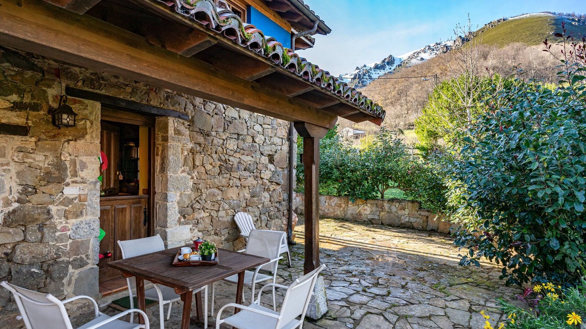 Quiros House | Country House 'Valle De Bueida Viscárcel' with Mountain View, Private Garden and Wi-Fi