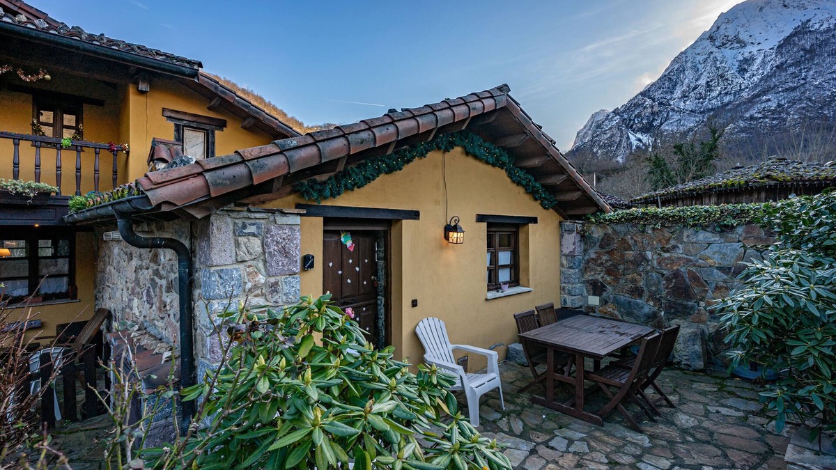 Quiros House | Country House 'Valle De Bueida El Palacio' with Mountain View, Private Garden and Wi-Fi