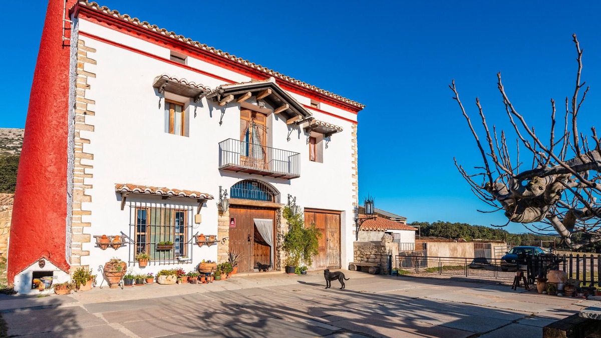 Cati House | Country House 'Vell' with Mountain View, Private Garden and Wi-Fi