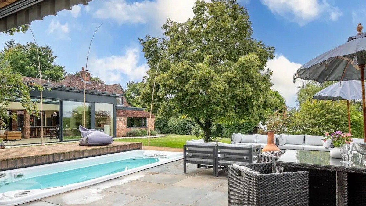 Stockcross House | Country House, Views & Hot Tub I Pass The Keys