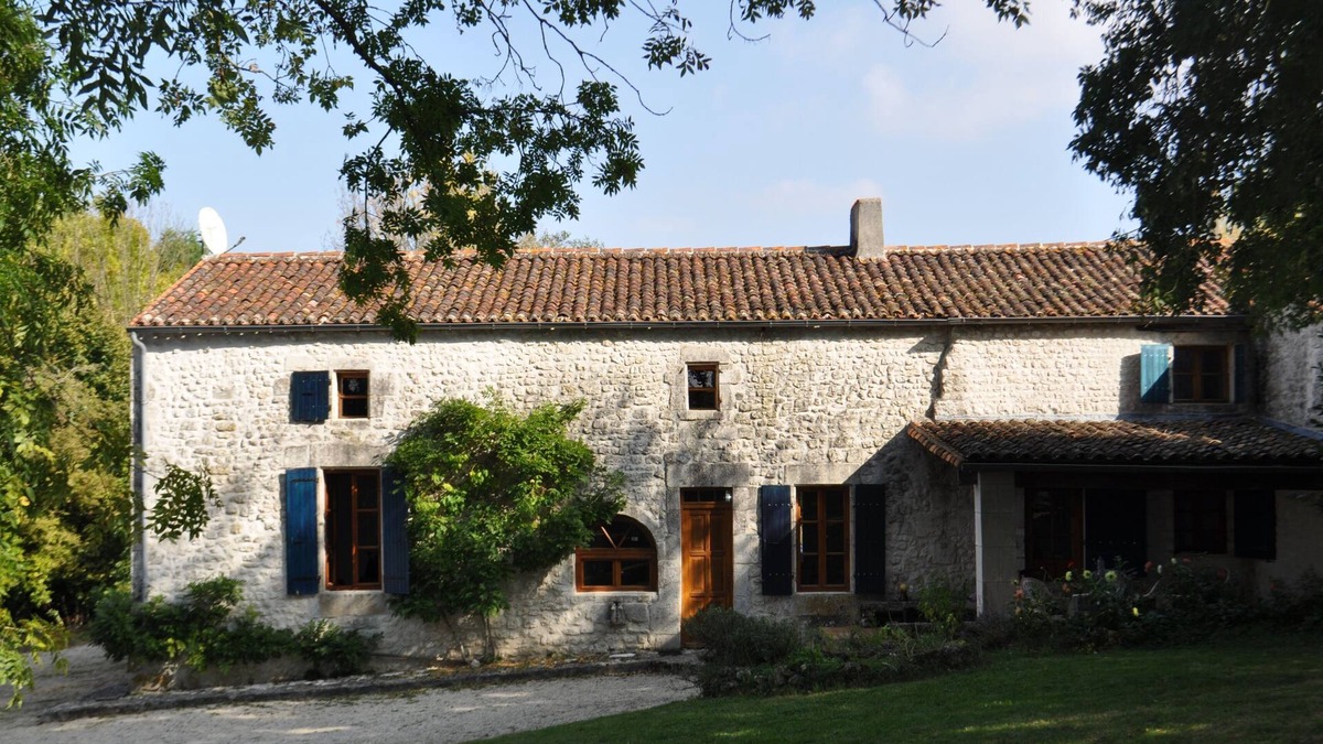 Champagne House | Country house with garden, idyllic location, 20 km from Royan, up to 10 pers.