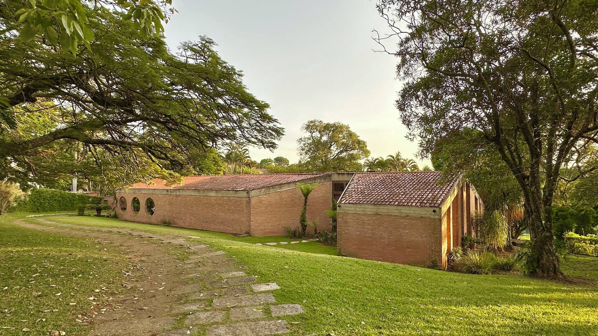 Vila Santista RV Rental | Country house with 4,000 square meters of garden, swimming pool, tennis court, golf.