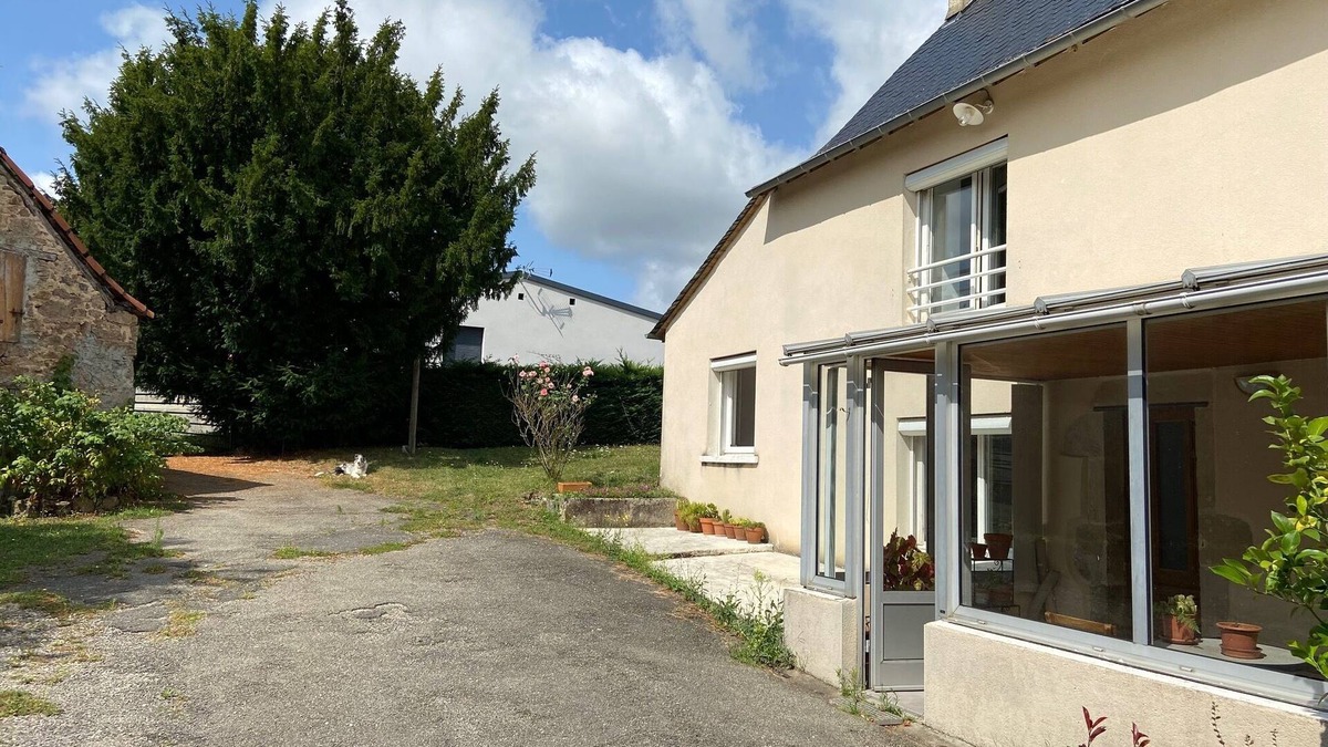 Lanuejouls House | Country house with large private courtyard. Pets welcome.