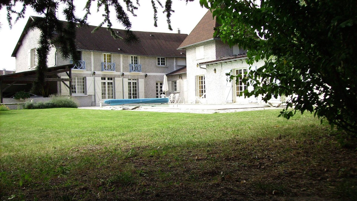 Bonnelles House | Country house with swimming pool, fitness, billiards, badminton, table tennis