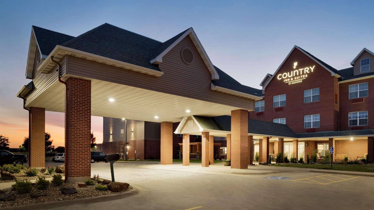 Oakdale Hotel | Country Inn & Suites by Radisson, Coralville, IA