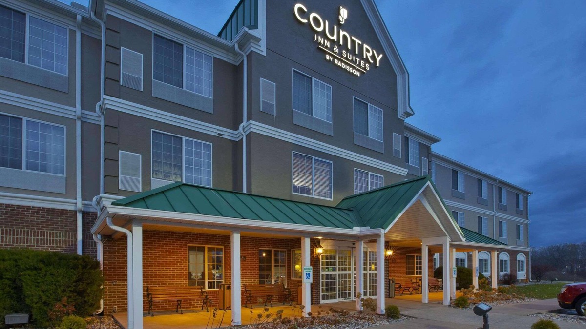 Big Rapids Hotel | Country Inn & Suites by Radisson, Big Rapids, MI