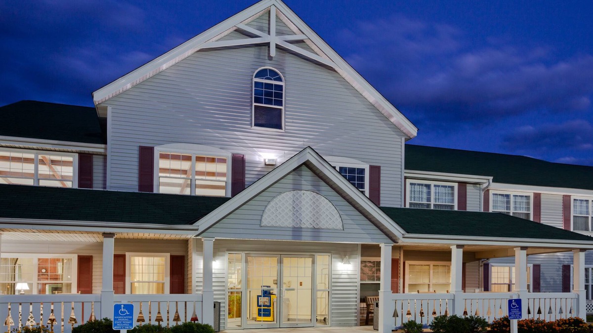 Grinnell Hotel | Country Inn & Suites by Radisson, Grinnell, IA