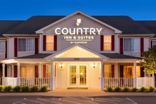 Nevada Hotel | Country Inn & Suites by Radisson, Nevada, MO