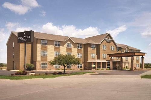 Quad Cities Hotel | Country Inn & Suites by Radisson, Moline Airport, IL