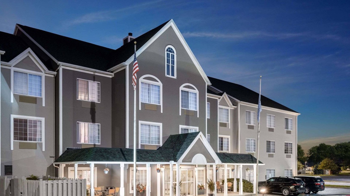 Maumee Hotel | Country Inn & Suites by Radisson, Toledo, OH
