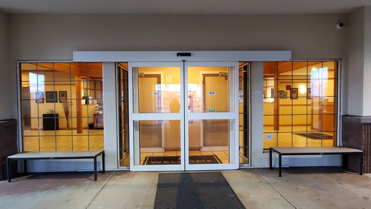 Larkspur Hotel | Country Inn & Suites by Radisson, Bend, OR
