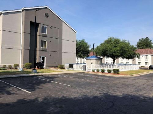 Cape Fear Hotel | Country Inn & Suites by Radisson, Fayetteville I-95, NC
