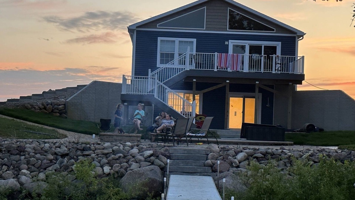 Palo Alto County House | Country lake house getaway accommodating large family-sized fun!