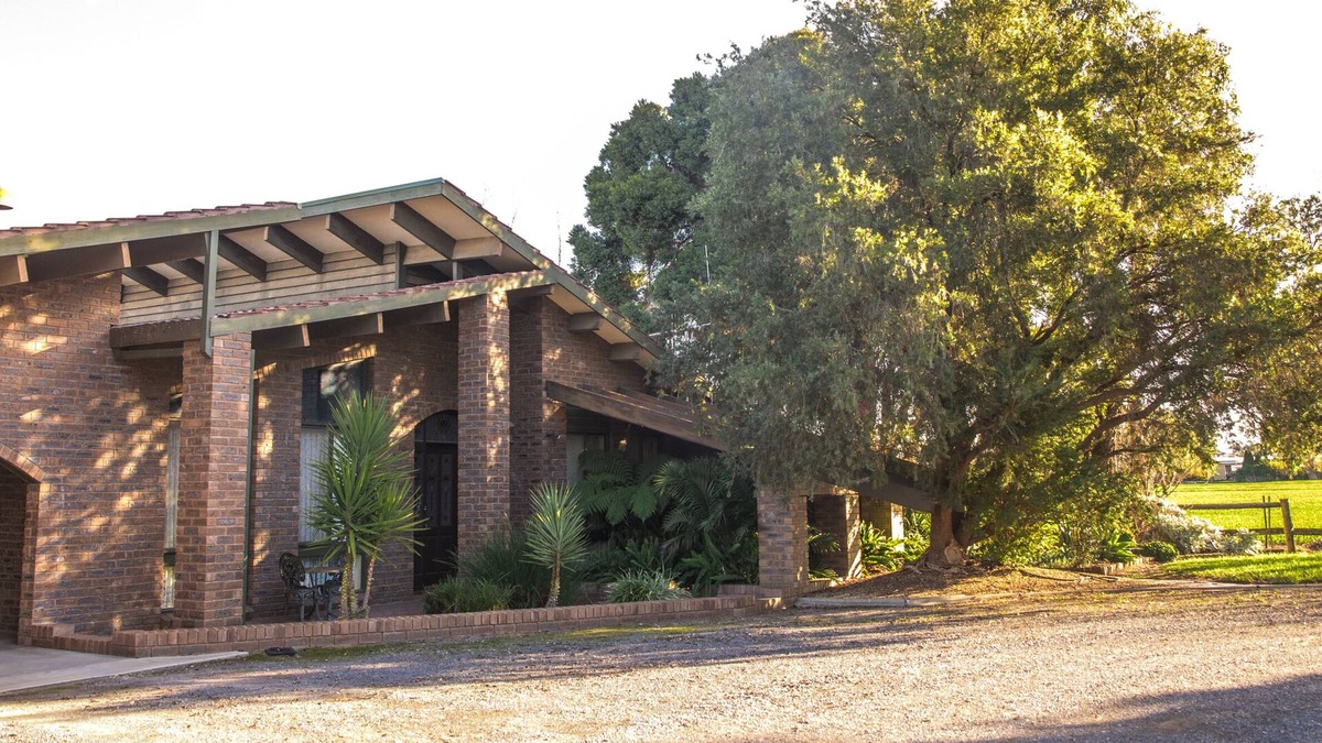 Swan Hill House | Country lifestyle on acres 4 minute drive from the Main Street