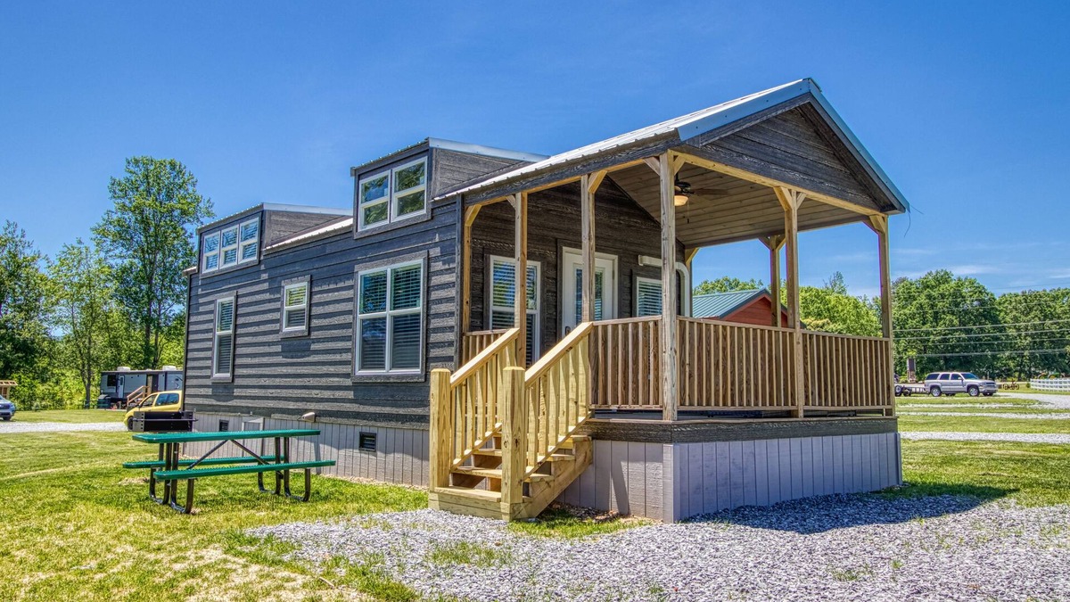 Gatlinburg - Pigeon Forge Cottage | Country Living in a Tiny Home!