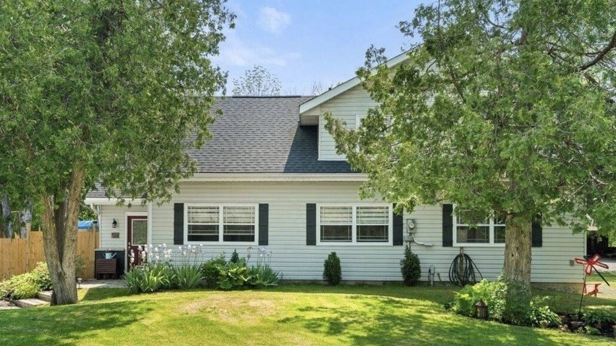 Thomasburg House | Country Living With All The Bells And Whistles, Across From Moira River