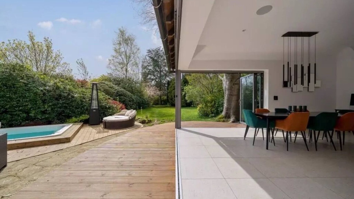 Horsham House | Country Manor in Horsham: Heated Pool and Swim Spa, Games Room, Cinema