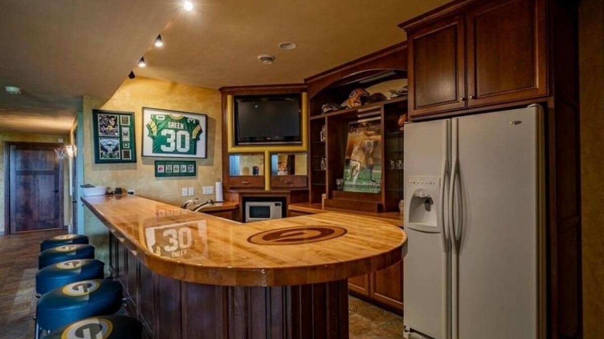 Winneconne House | Country Oasis w/heated pool and hot tub