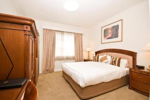 Crestwood Hotel | Country Plaza Motel