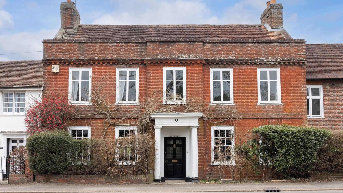 Westbourne House | Country Retreat - Sleeps 14 - Large Garden