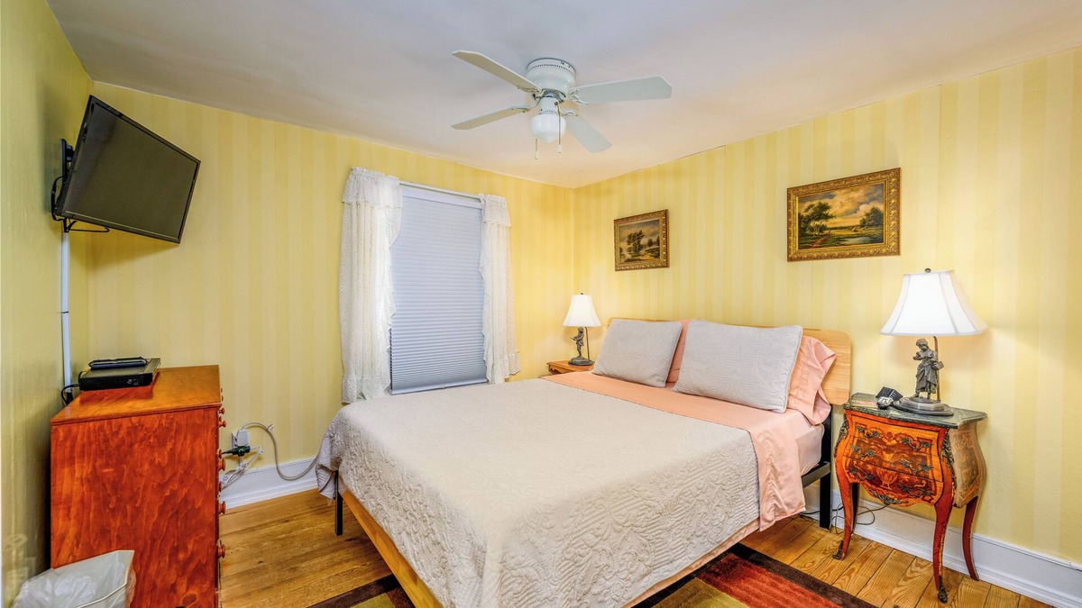 Maplecrest Bed & Breakfast | Country Room. Cozy room with a Queen-Size bed, en-suite bathroom, and FREE breakfast. Sleeps 2.