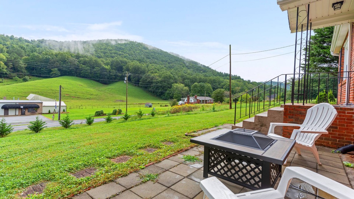 Mills River House | Country Setting. City Convenience. Hot Tub