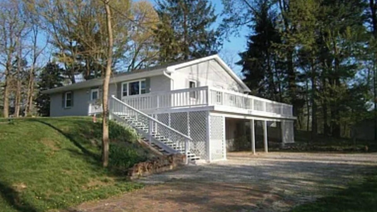 Zanesville House | Country Setting Family-Sized House Minutes from Entertainment and Amenities