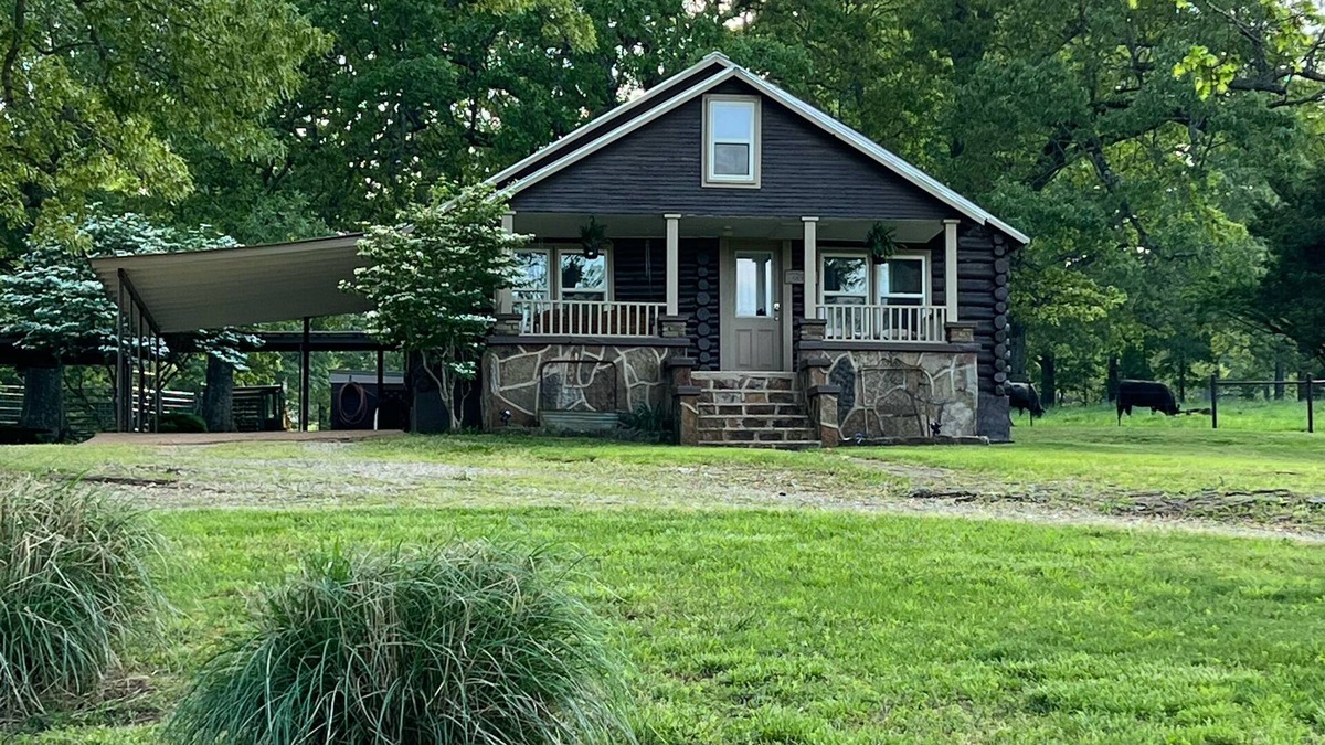 Mammoth Spring House | Country setting Old Log Home 5 mins to Spring River
