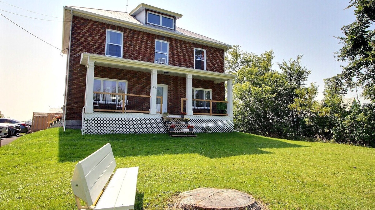 Saint-Hubert House | Country style house - 2500 sf. - 4 floors