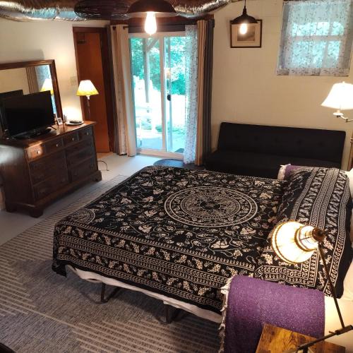 Athens House | Country suite with bath and laundry