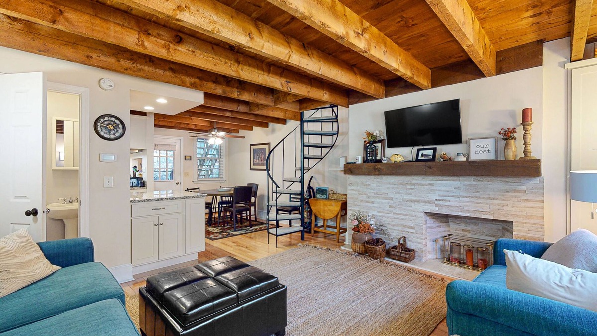 West Hartford House | Country townhome - mountain view - walk to Village of Quechee - near Club & golf